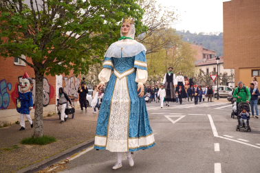 Foto del desfile de los Gigantes de Huarte con motivo del 75 aniversario de la comparsa