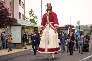 Foto del desfile de los Gigantes de Huarte con motivo del 75 aniversario de la comparsa