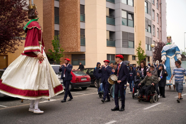 Foto del desfile de los Gigantes de Huarte con motivo del 75 aniversario de la comparsa