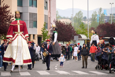 Foto del desfile de los Gigantes de Huarte con motivo del 75 aniversario de la comparsa
