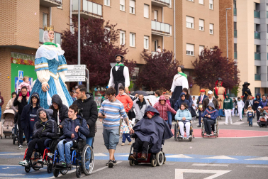 Foto del desfile de los Gigantes de Huarte con motivo del 75 aniversario de la comparsa