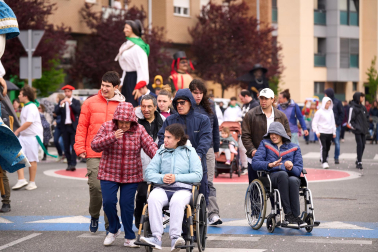 Foto del desfile de los Gigantes de Huarte con motivo del 75 aniversario de la comparsa