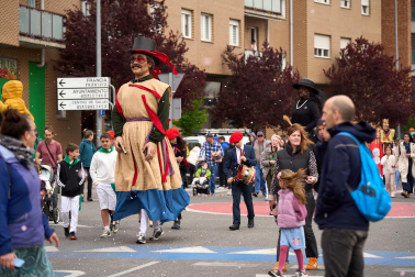 Foto del desfile de los Gigantes de Huarte con motivo del 75 aniversario de la comparsa