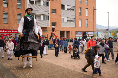 Foto del desfile de los Gigantes de Huarte con motivo del 75 aniversario de la comparsa