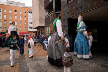 Foto del desfile de los Gigantes de Huarte con motivo del 75 aniversario de la comparsa