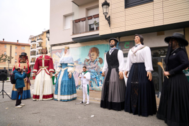 Foto del desfile de los Gigantes de Huarte con motivo del 75 aniversario de la comparsa