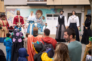 Foto del desfile de los Gigantes de Huarte con motivo del 75 aniversario de la comparsa