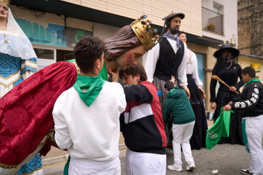 Foto del desfile de los Gigantes de Huarte con motivo del 75 aniversario de la comparsa