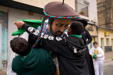 Foto del desfile de los Gigantes de Huarte con motivo del 75 aniversario de la comparsa