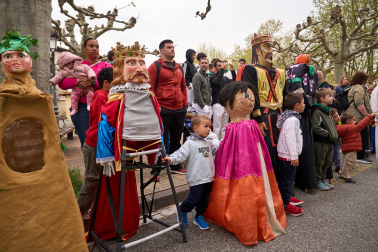Foto del desfile de los Gigantes de Huarte con motivo del 75 aniversario de la comparsa