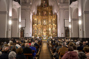 Via Lucis en la Catedral de Pamplona