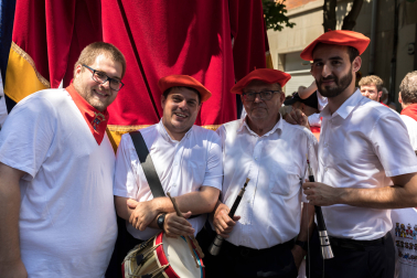 Javier Lacunza, segundo por la derecha, en un receso con la comparsa de gigantes en los Sanfermines de 2018.