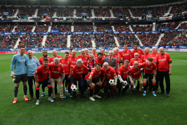 Los jugadores del ascenso del año 80 han dado una vuelta de honor al estadio antes del partido ante el Betis