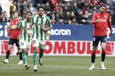 l delantero del Real Betis Abdessamad Ezzalzouli 'Abde' tras marcar gol durante el partido de Liga que Real Betis y Osasuna disputan este domingo en el estadio de El Sadar