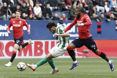 El delantero del Real Betis Abdessamad Ezzalzouli 'Abde' (i) dispara a puerta para marcar ante defensa del Osasuna francés del Osasuna Valentin Rosier (d) durante el partido de Liga que Real Betis y Osasuna disputan este domingo en el estadio de El Sadar