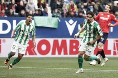 El delantero del Real Betis Abdessamad Ezzalzouli 'Abde' (d) tras marcar gol durante el partido de Liga que Real Betis y Osasuna disputan este domingo en el estadio de El Sadar