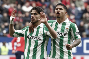 El delantero del Real Betis Abdessamad Ezzalzouli 'Abde' (d) tras marcar gol durante el partido de Liga que Real Betis y Osasuna disputan este domingo en el estadio de El Sadar