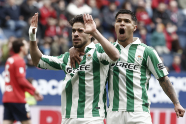 El delantero del Real Betis Abdessamad Ezzalzouli 'Abde' (d) tras marcar gol durante el partido de Liga que Real Betis y Osasuna disputan este domingo en el estadio de El Sadar