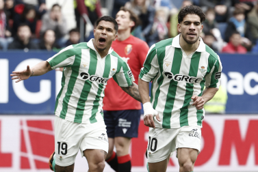 El delantero del Real Betis Abdessamad Ezzalzouli 'Abde' (d) tras marcar gol durante el partido de Liga que Real Betis y Osasuna disputan este domingo en el estadio de El Sadar