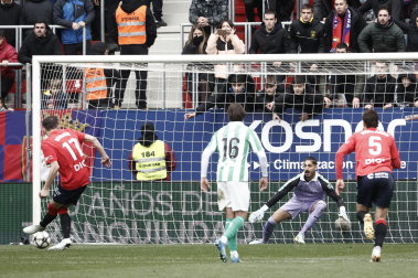 El delantero croata de Osasuna Ante Budimir (i) marca de penalti gol ante el Real Betis (1-1)