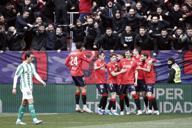 El delantero croata de Osasuna Ante Budimir (3d) celebra con sus compañeros tras marcar de penalti ante el Real Betis (1-1)