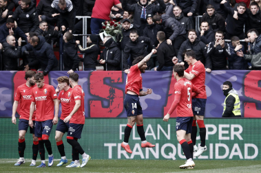 El delantero croata de Osasuna Ante Budimir (3d) celebra con sus compañeros tras marcar de penalti ante el Real Betis (1-1)