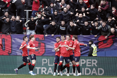 El delantero croata de Osasuna Ante Budimir (3d) celebra con sus compañeros tras marcar de penalti ante el Real Betis (1-1)