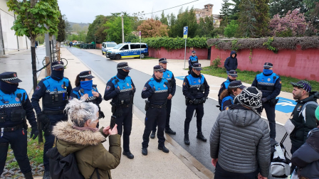 Vídeo de los agentes de Policía Municipal hablando con desalojados del antiguo convento de Aranzadi y voluntarios de Negu Gorriak/Derecho a techo