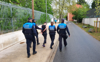 Uno de los jóvenes desalojados se ha autolesionado con una cuchilla en los brazos y la cabeza y ha tenido que ser esposado por los policías municipales para evitar que siguiera haciéndose daño hasta la llegada de la ambulancia