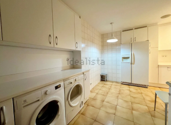 La cocina en forma 'L' cuenta con despensa