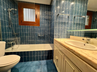 Baño con ventana que da servicio a toda la vivienda