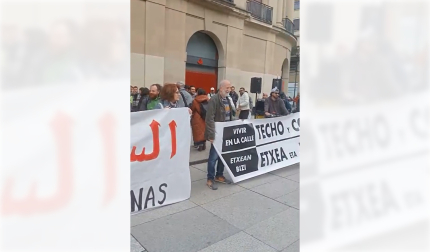 Unas 200 personas se manifestaron ante el Palacio de Navarra este martes, 14 de abril, en protesta por la actuación ordenada desde el Ayuntamiento.