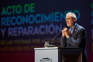 El director general de Paz y Convivencia del Gobierno, Martín Zabalza, presidente de la comisión de Reconocimiento y Reparación de estas víctimas, durante su intervención en el acto