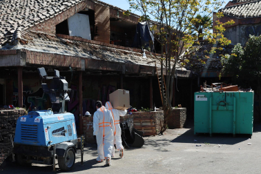 Fotos de los trabajos de limpieza tras el desalojo del antiguo convento de Agustinas de Aranzadi
