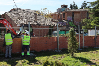 Fotos de los trabajos de limpieza tras el desalojo del antiguo convento de Agustinas de Aranzadi