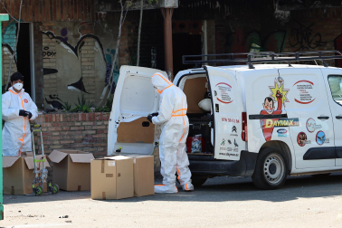 Fotos de los trabajos de limpieza tras el desalojo del antiguo convento de Agustinas de Aranzadi