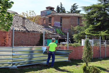 Fotos de los trabajos de limpieza tras el desalojo del antiguo convento de Agustinas de Aranzadi