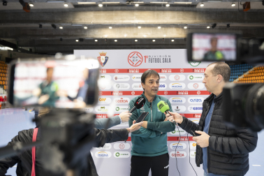El entrenador de Osasuna Magna, Imanol Arregui, atiende a los medios de comunicación antes de la sesión matinal