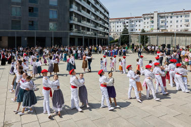 La actuación de 280 dantzaris txikis con motivo de los actos de celebracion del 85º aniversario de Oberena