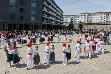 La actuación de 280 dantzaris txikis con motivo de los actos de celebracion del 85º aniversario de Oberena