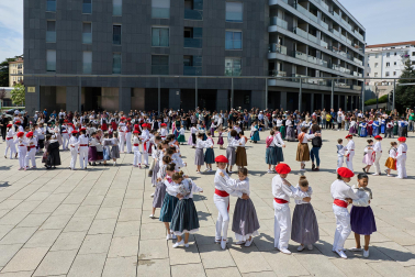 La actuación de 280 dantzaris txikis con motivo de los actos de celebracion del 85º aniversario de Oberena