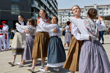 La actuación de 280 dantzaris txikis con motivo de los actos de celebracion del 85º aniversario de Oberena