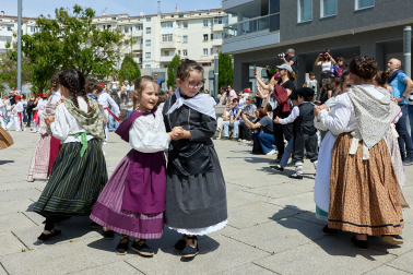 La actuación de 280 dantzaris txikis con motivo de los actos de celebracion del 85º aniversario de Oberena