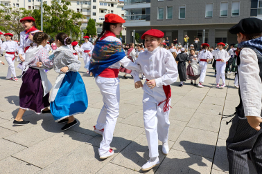 La actuación de 280 dantzaris txikis con motivo de los actos de celebracion del 85º aniversario de Oberena
