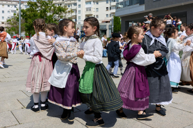 La actuación de 280 dantzaris txikis con motivo de los actos de celebracion del 85º aniversario de Oberena