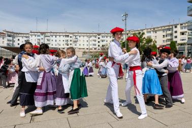 La actuación de 280 dantzaris txikis con motivo de los actos de celebracion del 85º aniversario de Oberena