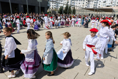 La actuación de 280 dantzaris txikis con motivo de los actos de celebracion del 85º aniversario de Oberena