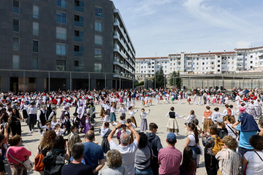 La actuación de 280 dantzaris txikis con motivo de los actos de celebracion del 85º aniversario de Oberena