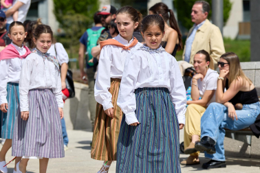 La actuación de 280 dantzaris txikis con motivo de los actos de celebracion del 85º aniversario de Oberena