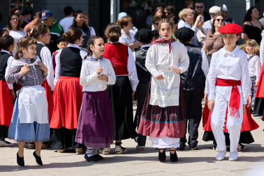La actuación de 280 dantzaris txikis con motivo de los actos de celebracion del 85º aniversario de Oberena